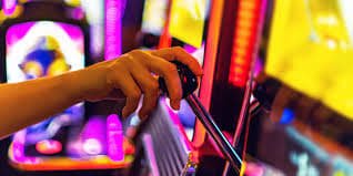 Người dùng Việt Nam chơi game slot online trên điện thoại qua cm66